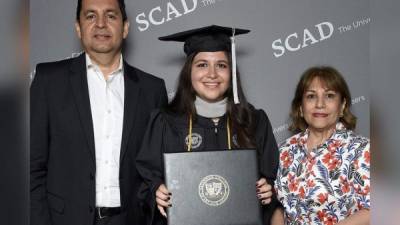 Luisa con sus padres Luis Alberto y María Antonia de Fuentes en la ceremonia.