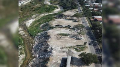 Árboles talados, basura, relleno y una gran cantidad de negocios se observan en el bordo. Fotos: Amílcar Izaguirre