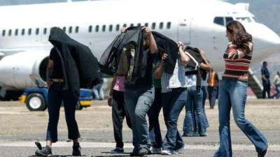 Las autoridades migratorias de México han deportado por vía aérea a 1,404 hondureños indocumentados. Imagen referencial de archivo.