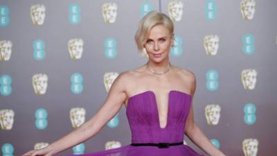 El glamour fue el ingrediente secreto de la alfombra roja en la 73 edición de los premios británicos de cine Bafta, celebrados este domingo en el Royal Albert Hall. Charlize Theron, con un vestido violeta de pronunciado escote, fue la sensación entre varias actrices que optaron por vestir de color negro.