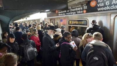 El accidente tuvo lugar a las 09:30 am, después de que se activara el freno de emergencia, causa que está siendo investigada por la MTA.//Foto EFE