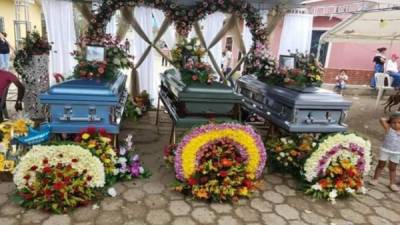 Ataúdes de la familia hondureña antes de ser llevada al cementerio en El Paraíso, Copán.