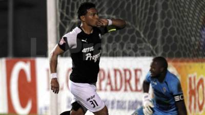 Carlos Sánchez marcó los dos goles para el empate del Honduras Progreso ante Real Sociedad. Foto Neptalí Romero