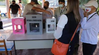 Representantes de embajadas y organismos internacionales acudiendo a los centros de votación.