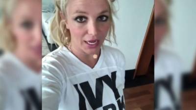 Britney Spears publicó varios videos acusando a los fotógrafos de alterar su imagen, según su 'teoría conspirativa'.