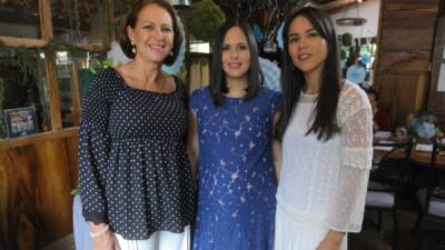 Hortensia Fasquelle, la agasajada Alejandra García de Handal y Hortensia García.