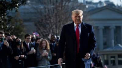 El presidente de los Estados Unidos, Donald Trump, camina junto a sus partidarios frente a la Casa Blanca. Foto AFP