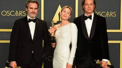 Joaquin Phoenix, Renee Zellweger y Brad Pitt en la gala de los Óscar 2020. Archivo AFP.