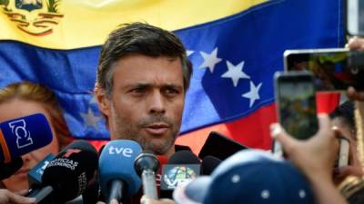 Venezuelan high-profile opposition politician Leopoldo Lopez speaks outside the Spanish embassy in Caracas, on May 2, 2019, where he sought refuge since claiming to have been freed from house arrest two days ago by rebel military personnel. - Venezuela's top court on Thursday ordered the arrest of opposition figure Leopoldo Lopez. (Photo by Juan BARRETO / AFP)