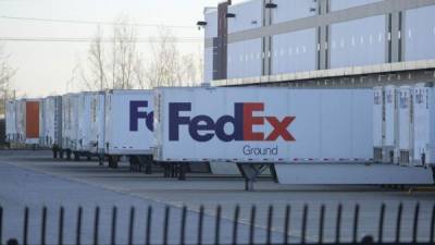 Los remolques de FedEx están estacionados en el sitio de un tiroteo masivo en una instalación de FedEx en Indianápolis. Foto AFP