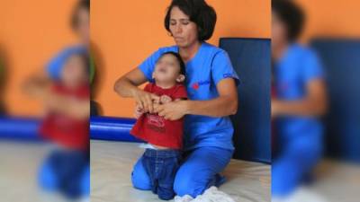 Un niño recibe terapia en Teletón. Foto: Jorge Monzón