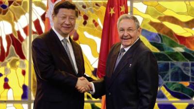 El presidente de Cuba, Raúl Castro, y su homólogo chino, Xi Jinping, han estrechado las relaciones comerciales.