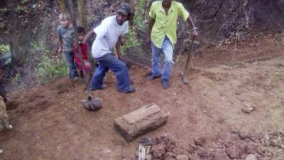 Varios hombre hacían excavaciones para constriur una vivienda cuando encontraron la pequeña caja.