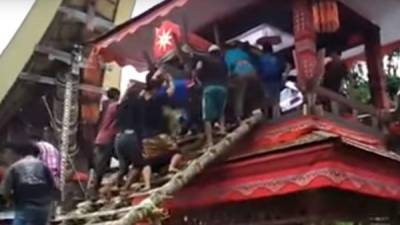 Varios hombres estaban subiendo el ataúd hasta una torre como parte de un ritual. Foto/captura de pantalla YouTube