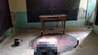 El cuerpo de la víctima quedó frente a una clase de altar. La ambientación de la escena del crimen sugiere que podría tratarse de un rito demoníaco.