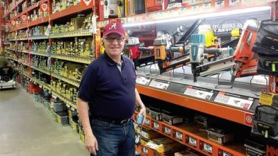 Gustavo Díaz, cocreador del portal, en un Home Depot de Alabama, donde trabaja.