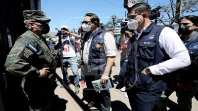 Personal del Conadeh llegó a verificar la denuncia que se dio a conocer desde el interior del centro de cómputo, ubicado en el CNE. Fotos: Andro Rodríguez