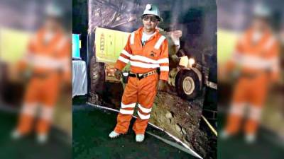 Entre las fotos de Mario Orellana está la que se tomó con su uniforme anaranjado de minero poco antes de su muerte.