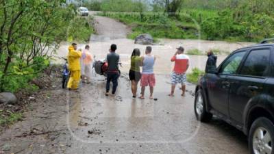 El caudal del río mantuvo incomunicados a los pobladores.