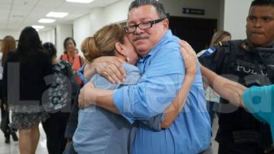 El exalcalde Óscar Kilgore se mostró feliz, luego de que el tribunal lo dejara en libertad.