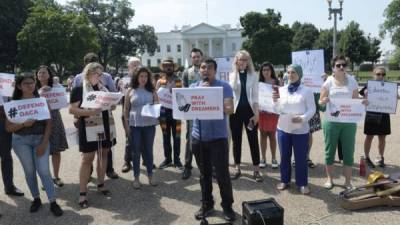 Activistas y líderes religiosos protestan a las puertas de la Casa Blanca, en Washington. EFE