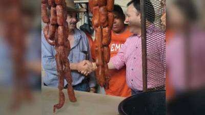 Los vendedores en los mercados estrecharon la mano del diputado Darío Banegas.