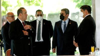 En imagen aparecen el presidente de Guatemala, Alejandro Giammattei, y el presidente de Honduras, Juan Orlando Hernández.