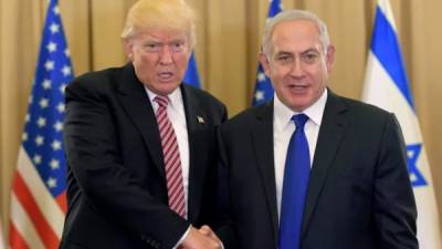 En esta foto impresa proporcionada por la Oficina de Prensa del Gobierno de Israel (GPO), el Presidente de los Estados Unidos, Donald J. Trump, se reúne con el Primer Ministro de Israel, Benjamín Netanyahu, en el Hotel King David el 22 de mayo de 2017 en Jerusalén, Israel