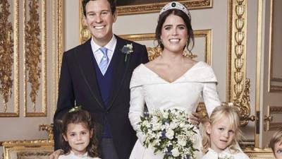 La familia real británica posó para las fotografías oficiales del enlace de Jack Brooksbank y la nieta de la reina Isabel II.