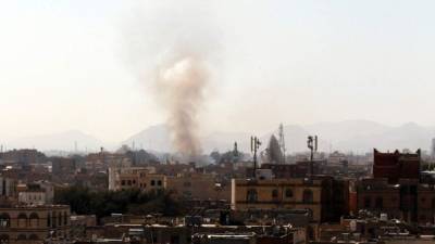 Una columna de humo se eleva hacia el cielo desde un almacén de armas de rebeldes hutíes en Saná, Yemen. EFE/Archivo