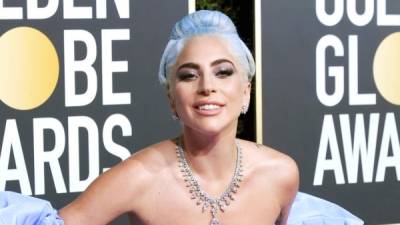 Los Globos de Oro inauguraron hoy la temporada de premios en Hollywood con una alfombra roja en la que Lady Gaga acaparó la atención.
