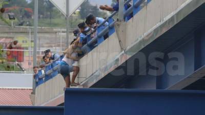 La joven fue detenida por policías.