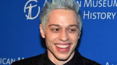 Pete Davidson tuvo un breve compromiso con la cantante Ariana Grande.