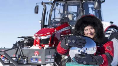 Manon Ossevoort consiguió su reto de alcanzar el Polo Sur en su tractor.