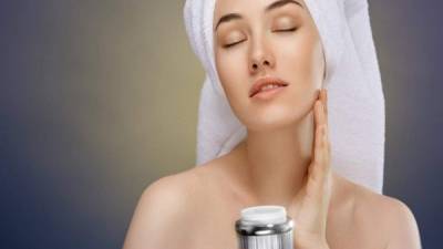 Consulta con tu dermatólogo el factor de protección que debes usar, éste dependerá de tu tono de piel.