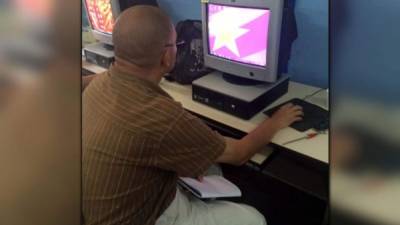 Un hombre utiliza una computadora de escritorio.