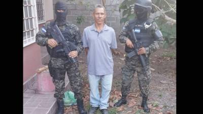 Ernesto García, custodiado por militares en el municipio de Juticalpa, Olancho.