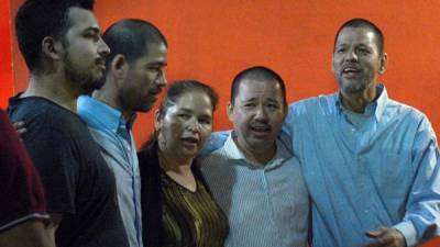 Los hermanos Luis Alfonso, José Regino y Simón González Villarreal (fondo) celebran este viernes 10 de mayo con su madre.