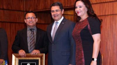 El galardonado Carlos Mauricio Flores con la pareja presidencial Juan Orlando y Ana Hernández.