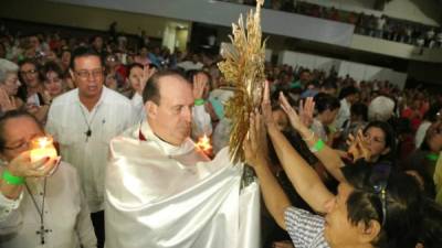 El padre Eugenio Hoyos predicó para una gran multitud sampedrana.