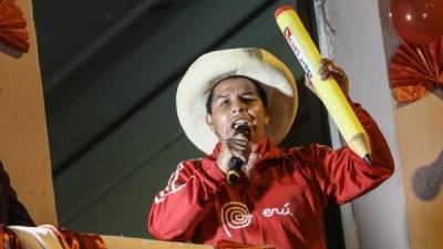 El candidato a la Presidencia de Perú Pedro Castillo, del partido Perú Libre, habla desde un balcón ante cientos de sus simpatizantes durante el cierre de su campaña el 3 de junio de 2021 en Lima (Perú).