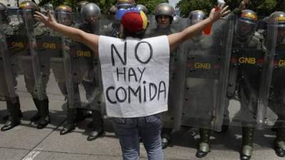 Los venezolanos atraviesan una crisis alimentaria por la misma situación política.