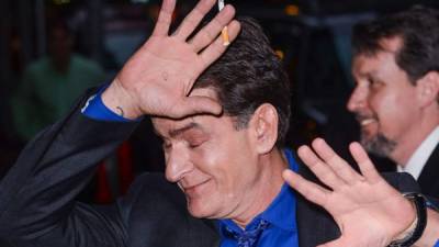 Charlie Sheen reveló hace una semana que es portada de VIH, el virus que causa el Sida.