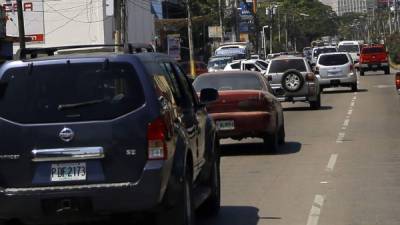 Vehiculos circulan por la primera calle de San Pedro Sula. Foto:Melvin Cubas.