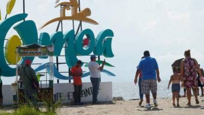 Imagen de archivo de turistas en las playas de Omoa.