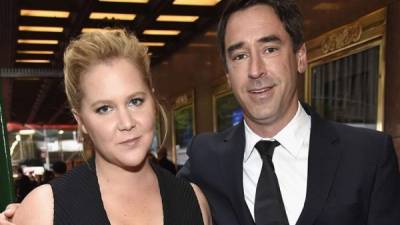 Amy Schumer y su esposo, Chris Fischer.