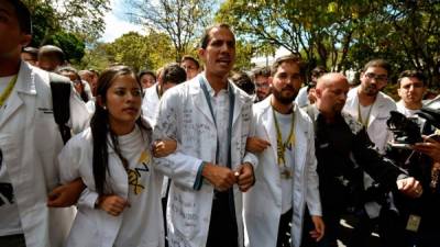 El autoproclamado presidente interino de Venezuela Juan Guaidó en plena marcha.