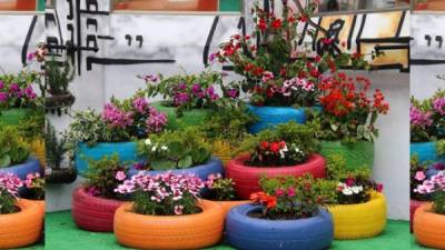 Maceteras para tus flores y plantas con llantas usadas pintadas.