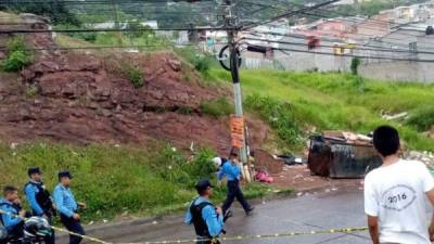 La escena del crimen fue acordonada por la Policía Nacional.