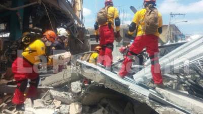 Izmir (Turkey), 30/10/2020.- Rescue workers and people search for survivors at a collapsed building after a 7.0 magnitude earthquake in the Aegean Sea in Izmir, Turkey, 30 October 2020. According to Turkish media reports, at least six people died while hundreds were injured and dozens of buildings were destroyed in the earthquake. (Terremoto/sismo, Turquía) EFE/EPA/STRINGER